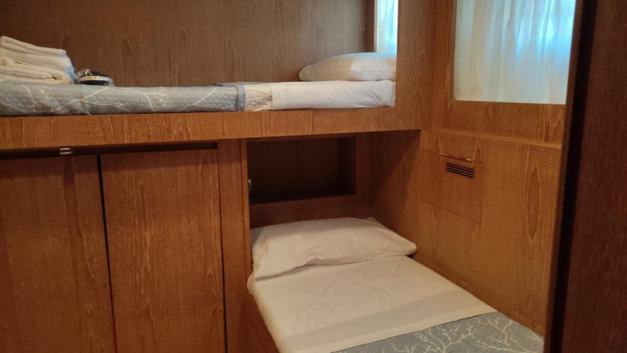 Hotel BOAT&BREAKFAST LUCRETIA, LUXURY yacht Àrbatax Exterior foto