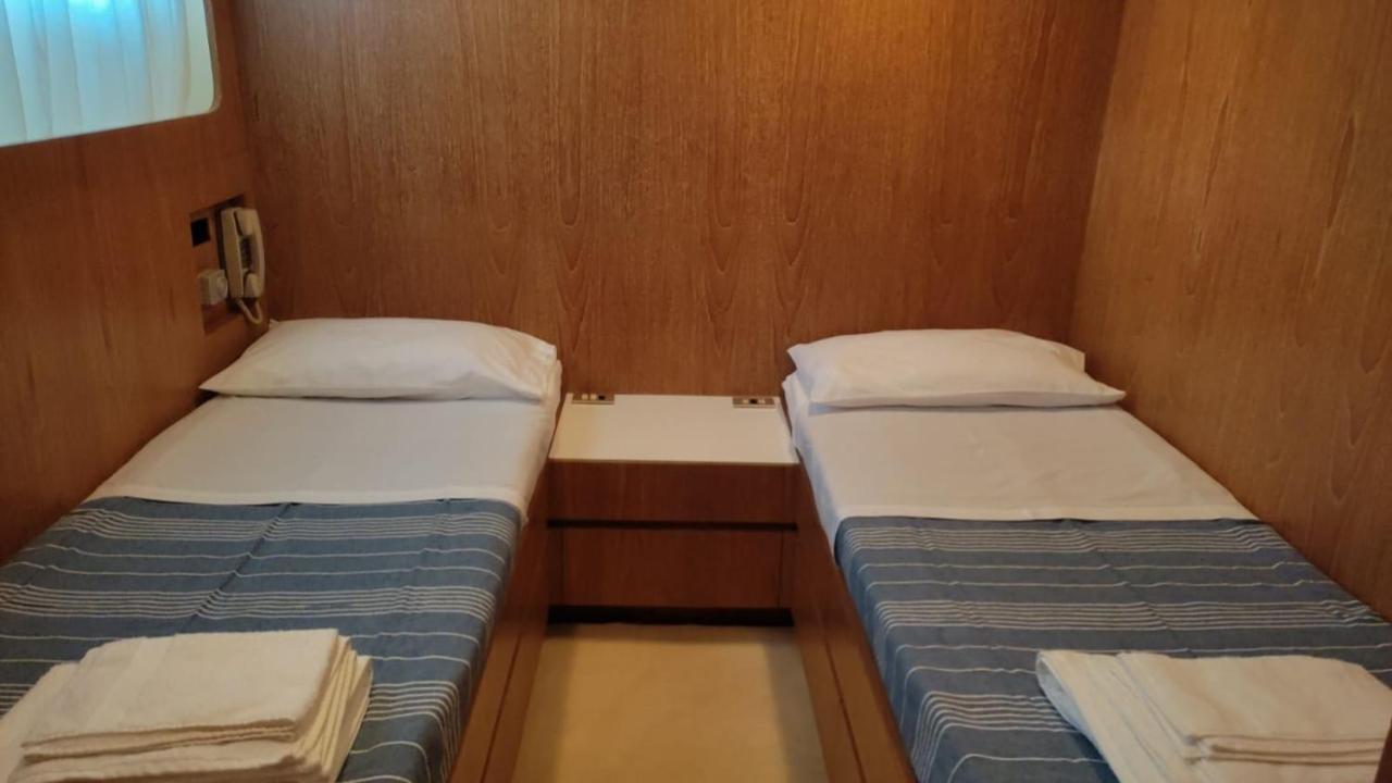 Hotel BOAT&BREAKFAST LUCRETIA, LUXURY yacht Àrbatax Exterior foto