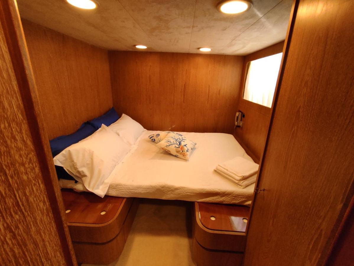 Hotel BOAT&BREAKFAST LUCRETIA, LUXURY yacht Àrbatax Exterior foto